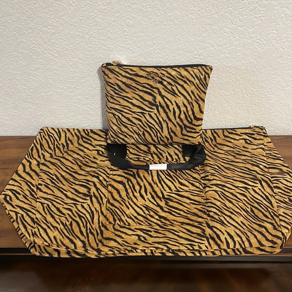 Micheal Kors Animal Print Jet Set Travel Packable Tote - Picture 7 of 9